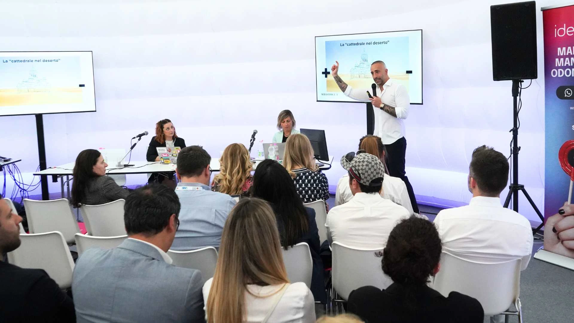Riccardo Lucietti presenta davanti alla platea