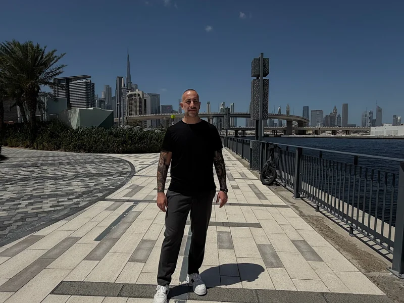 Riccardo a Dubai waterfront